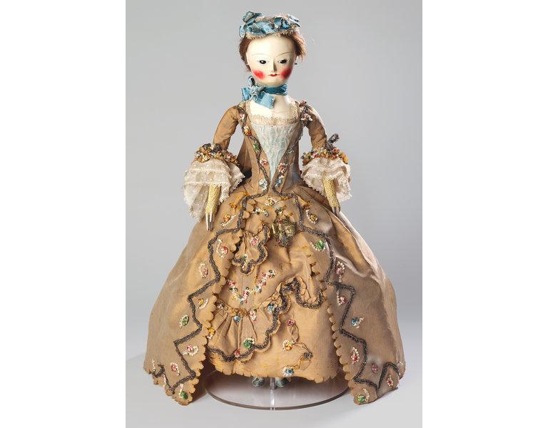 ‘Wooden doss with fashionable dress and accessories’, © V&A, T.90 to V-1980, 1755-1760.